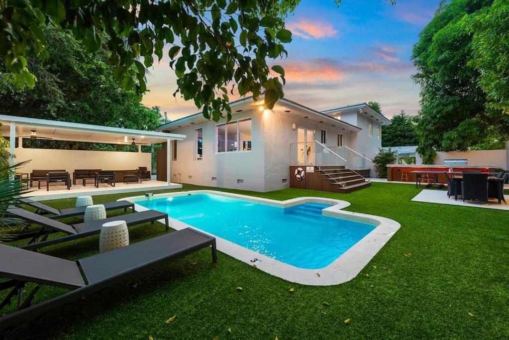 Beautiful Villa With Heated Pool Must Seen! マイアミ エクステリア 写真